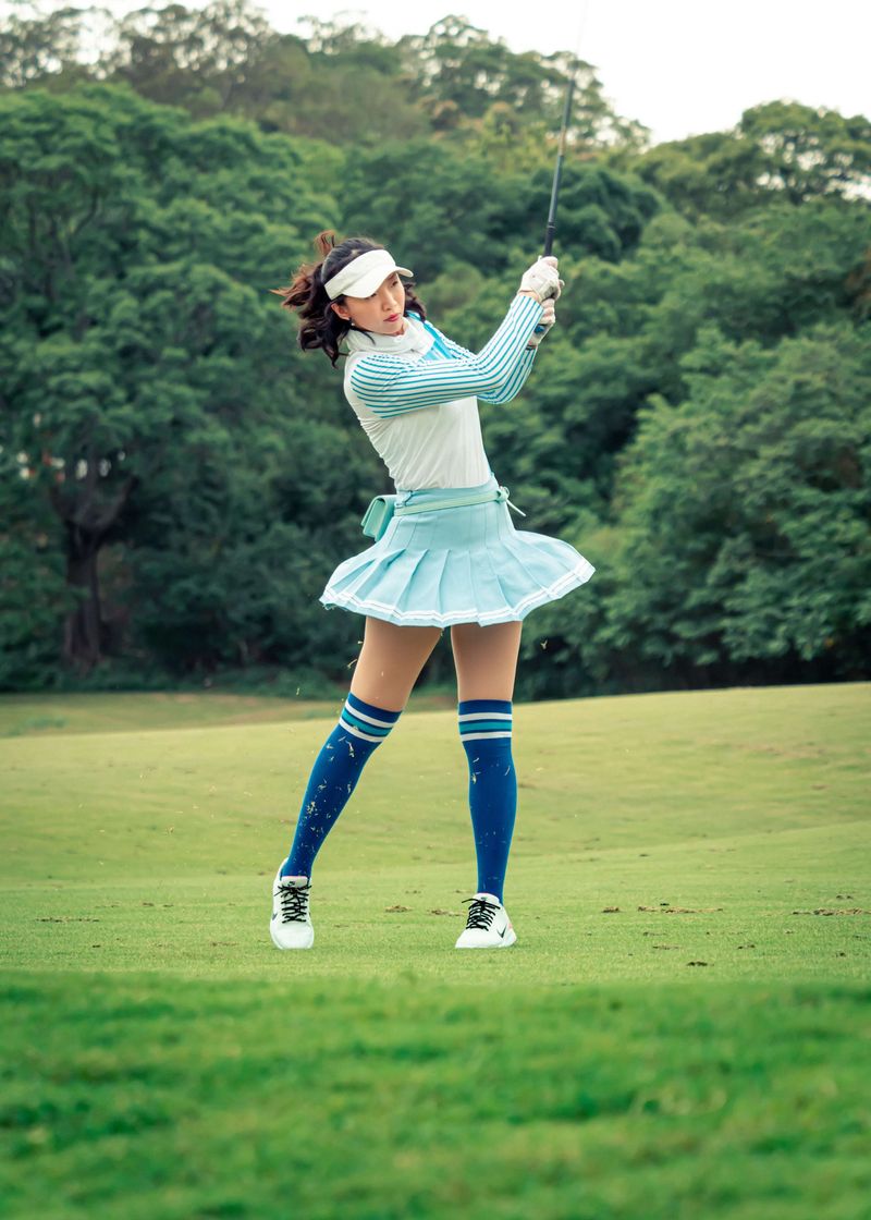 What to Wear to the Golf Course - Photo by Ting Tse Wang and Unsplash  